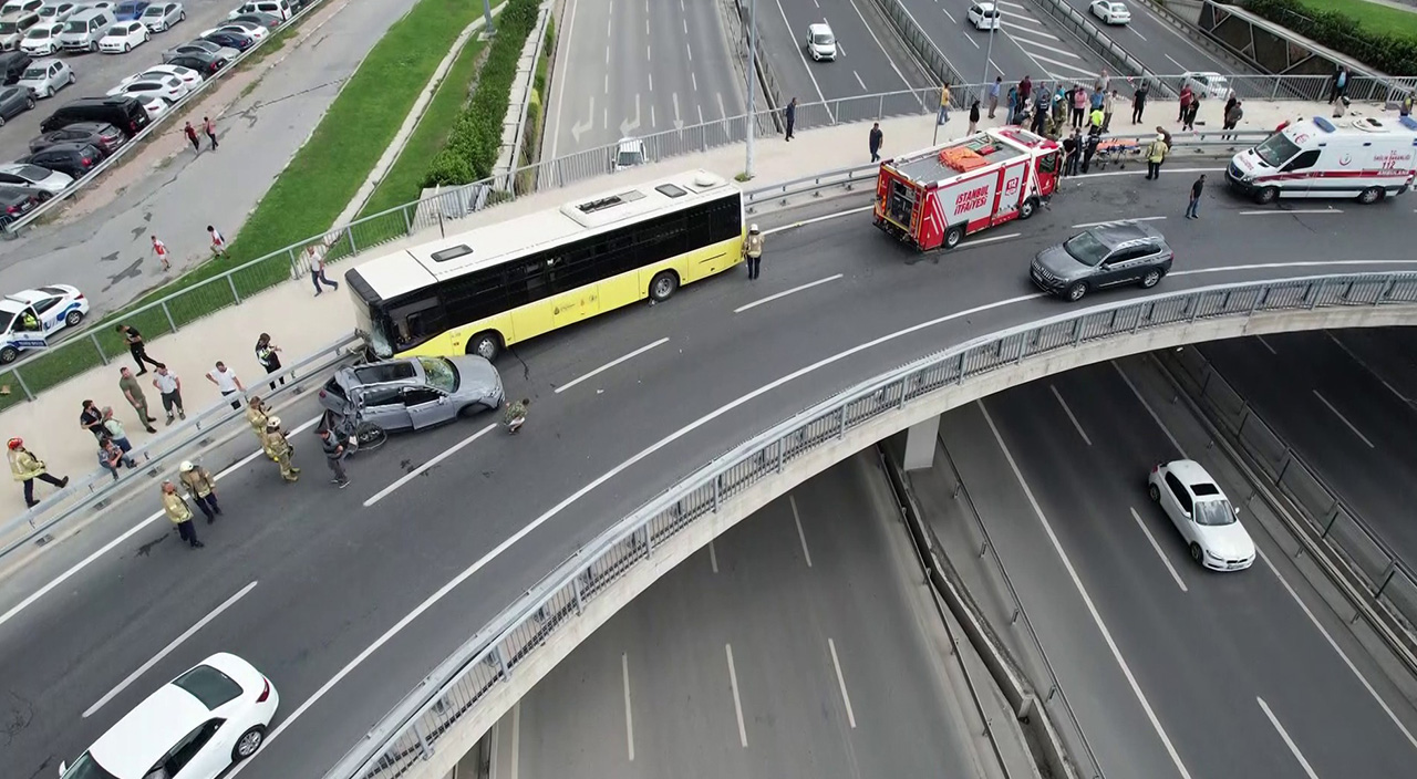 Son dakika... Yenikapı'da bir İETT otobüsü kaza yaptı