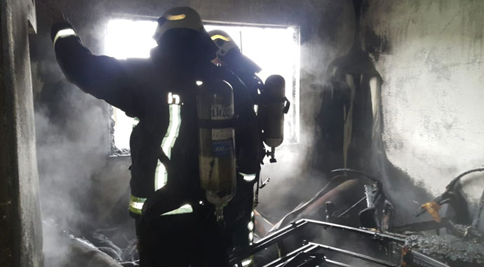 63 yaşındaki kadın evinde çıkan yangından kaçmak isterken yaralandı