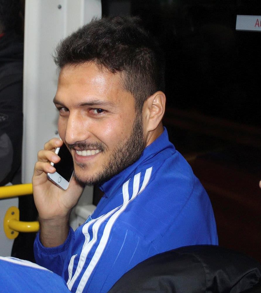 Futbolcular akbil basarak otobüse bindi Futbolcular akbil basarak otobüse bindi