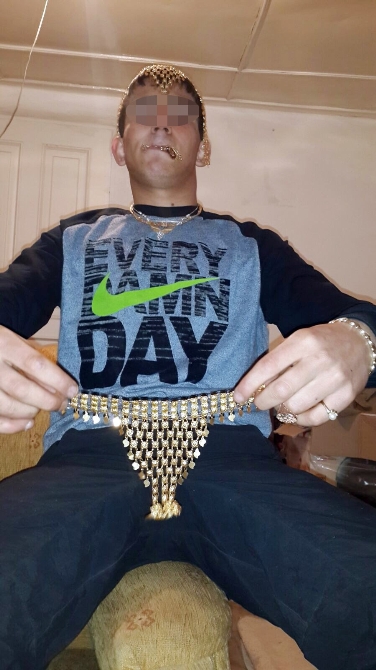 Çaldığı ziynet eşyaları ile fotoğraf çektirdi!