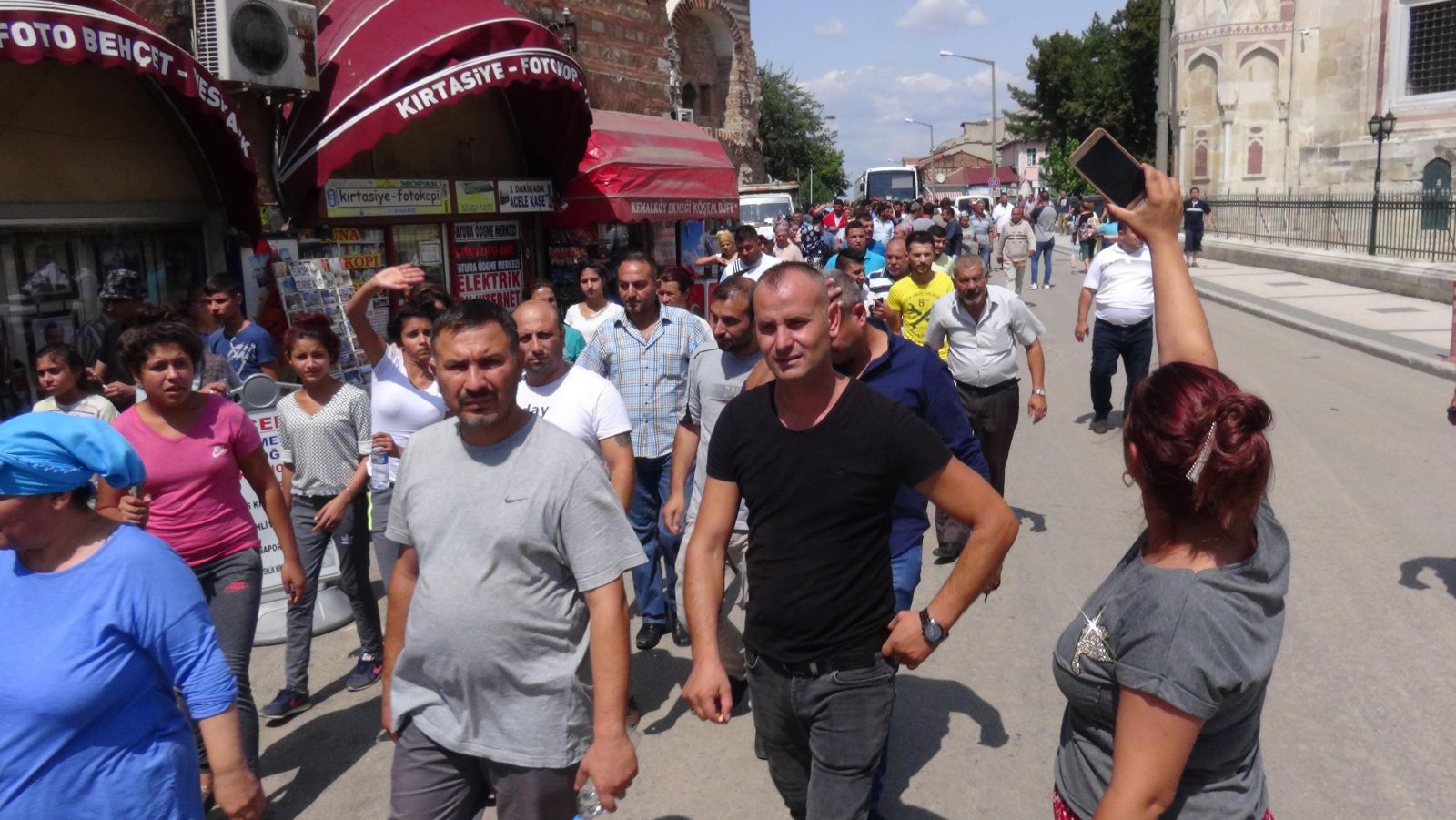 Edirne'de mahalle halkı ayaklandı, özel harekat sokağa indi