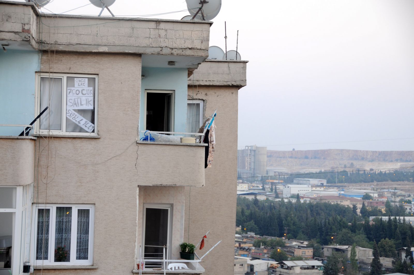 Komşusuna kızdı, evini '7 çocuklu' aileye satılığa çıkardı