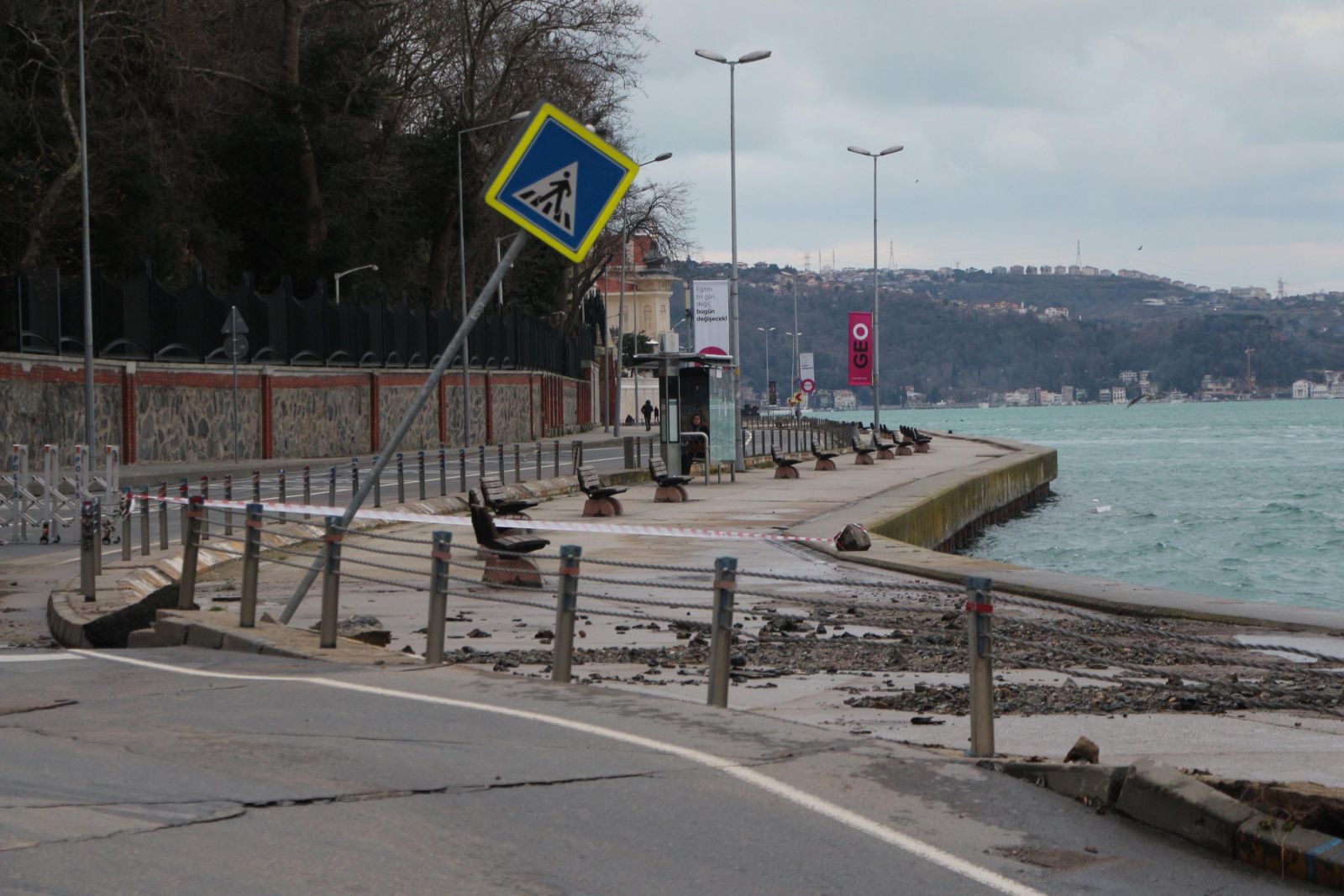Sarıyer'de yol çöktü, Tarabya Yeniköy arası trafiğe kapatıldı