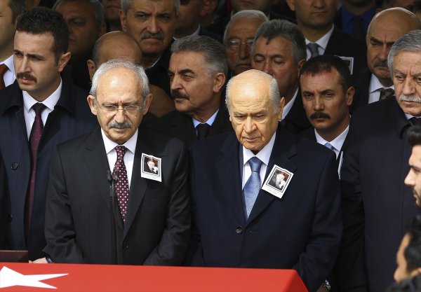 Bahçeli ile Kılıçdaroğlu cenazede bir araya geldi