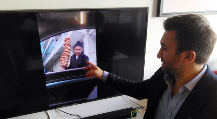Simitçinin elinde kalan bütün simitleri satın alarak fenomen olan iş adamı, o anları anlattı