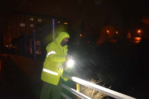 Köprüden trenin üzerine atladılar