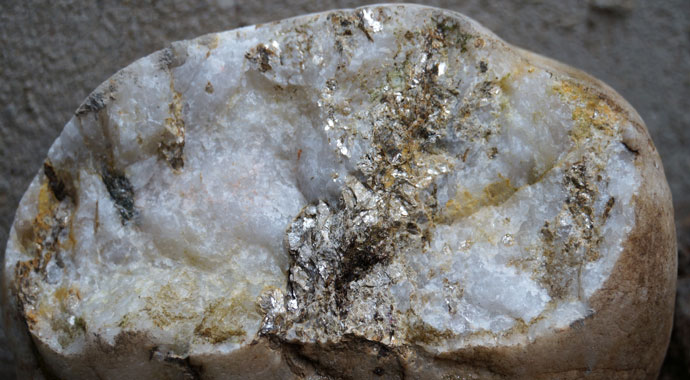 Evinde tonlarca taş biriktirdi