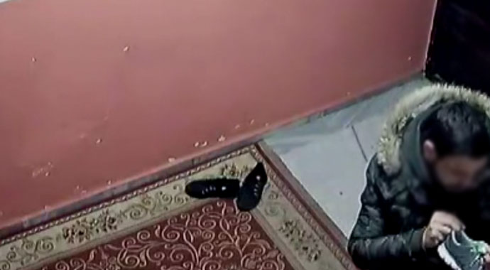 Elma yiyerek ayakkabı çalan hırsız kamerada