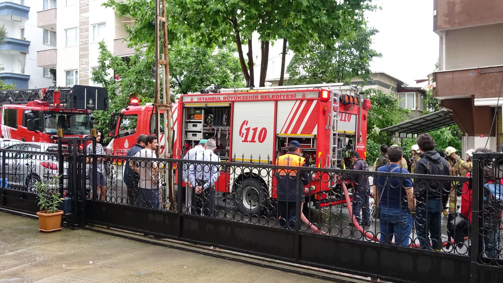 Pendik'te bir evin çatısına yıldırım düştü