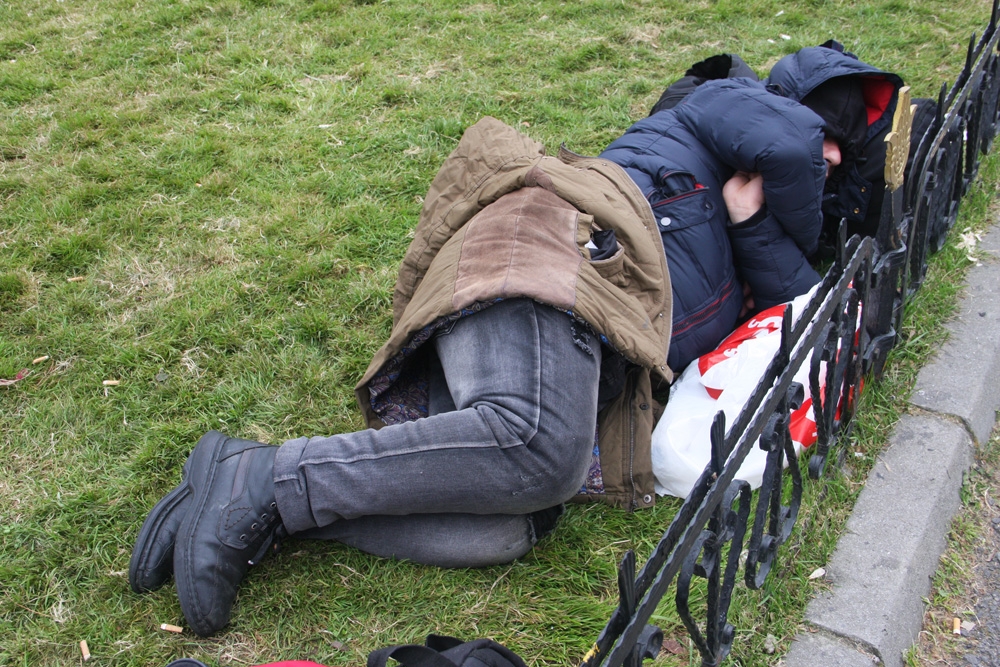 Fatih’te bekleyen mülteciler geceyi çimlerin üzerinde geçirdi