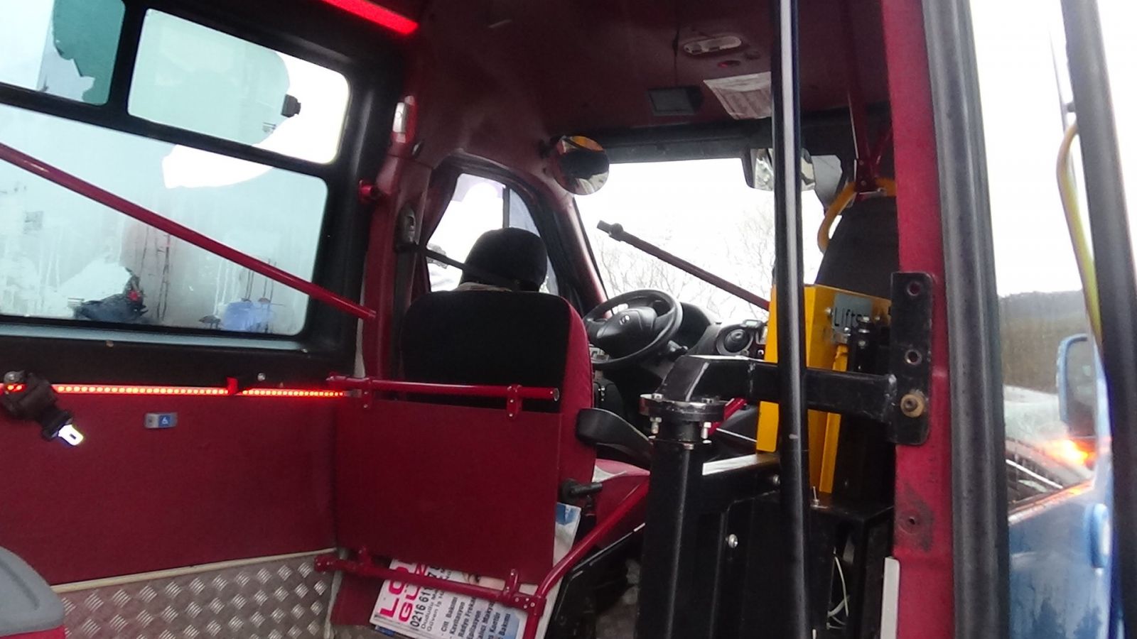 Sancaktepe'de minibüs ile otomobil çarpıştı