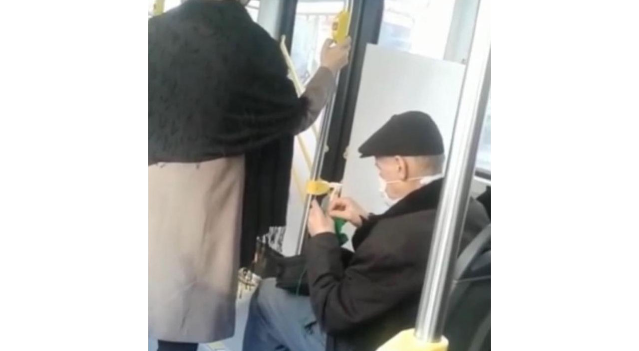Belediye otobüsündeki yaşlı amcayı görenler tebessüm etti