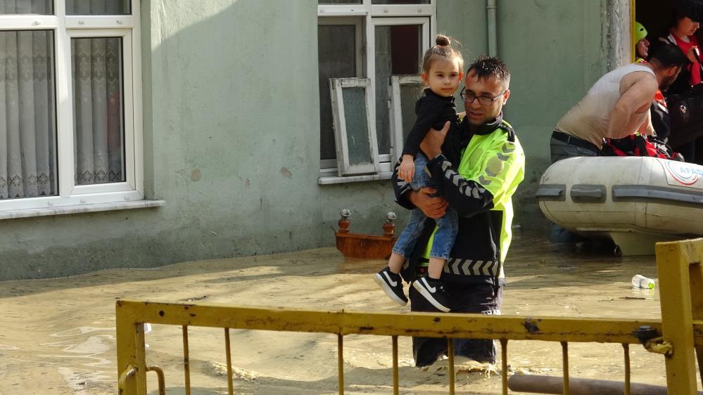 Zonguldak sele teslim oldu, AFAD mahsur kalanları botla kurtardı