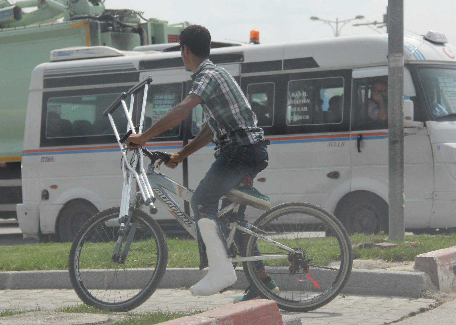 Kırık ayakla bisiklet sürdü
