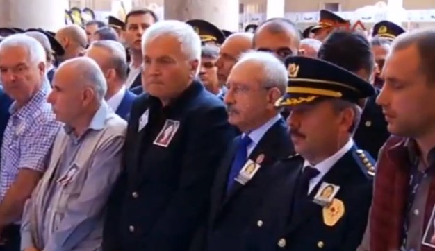 Şehidin eşi cenazede Kılıçdaroğlu'nun yanında durmadı