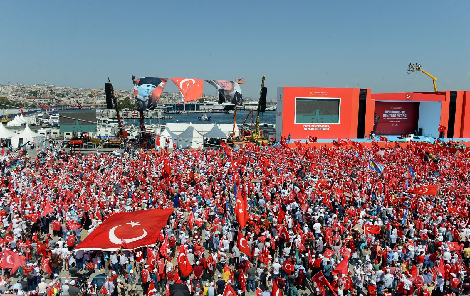 Demokrasi ve Şehitler mitingi mehter marşı ile devam ediyor