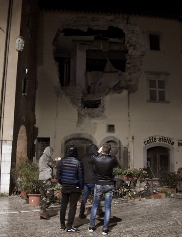 İtalya'da deprem sonrası halk geceyi sokaklarda geçirdi
