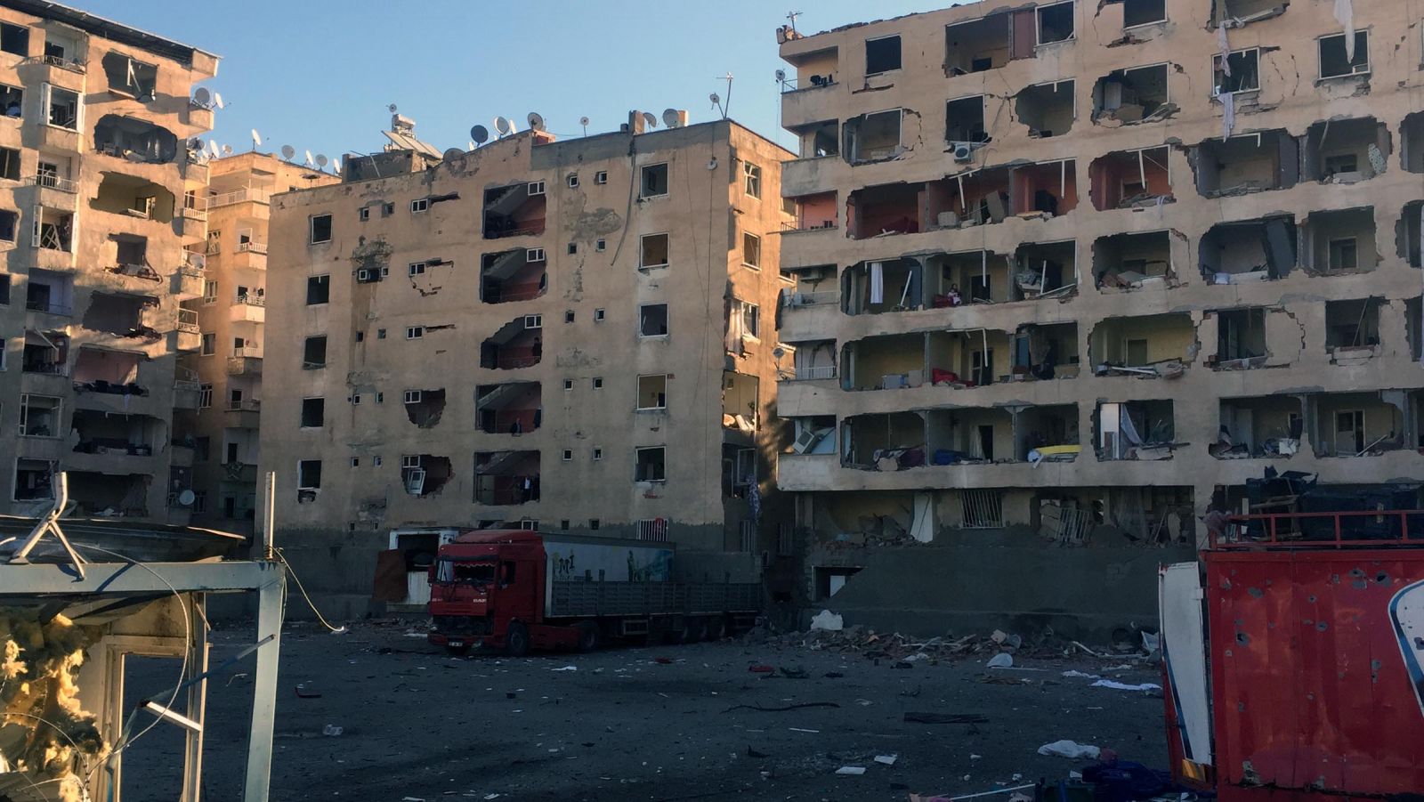 Diyarbakır'da emniyete bombalı saldırı! 2 şehit, 50'den fazla yaralı