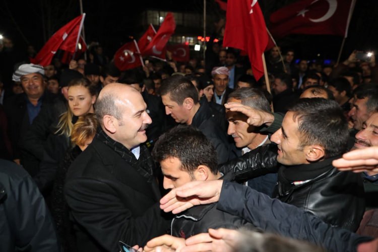 Bakan Soylu'ya Hakkari'de sevgi seli!