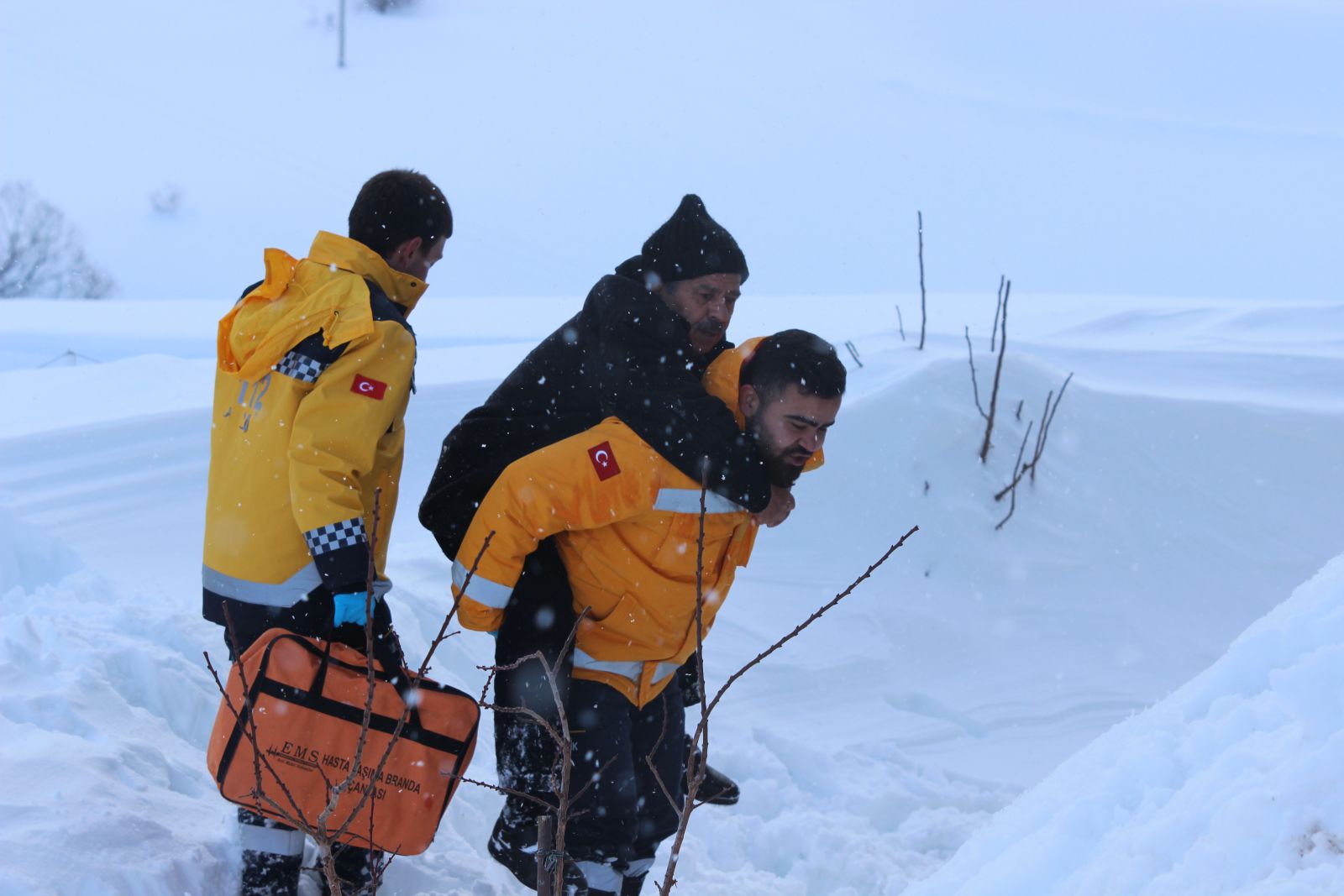 112 görevlisi hastayı sırtında taşıdı