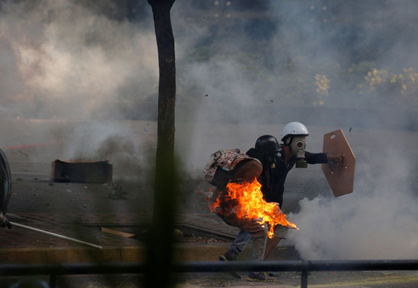 Venezuela'da bir gösterici diri diri yandı