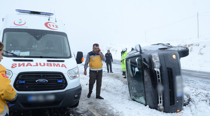 Buzlanan yolda kayan araç devrildi: 7 yaralı