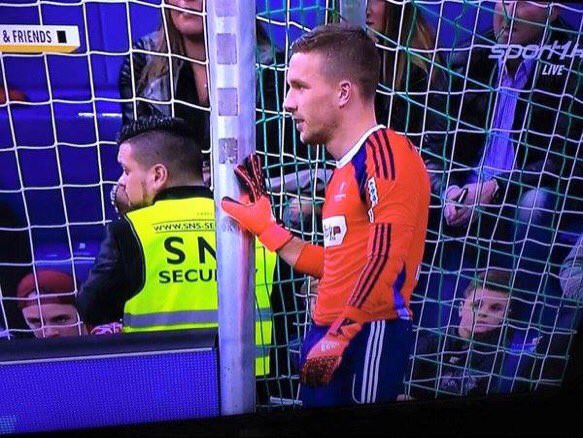 Podolski sakat değil miydi?