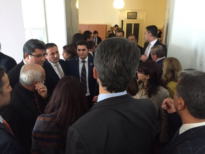 Başbakan Davutoğlu'ndan HDP'li vekillere 'hendek' tepkisi Başbakan Davutoğlu'ndan HDP'li vekillere 'hendek' tepkisi