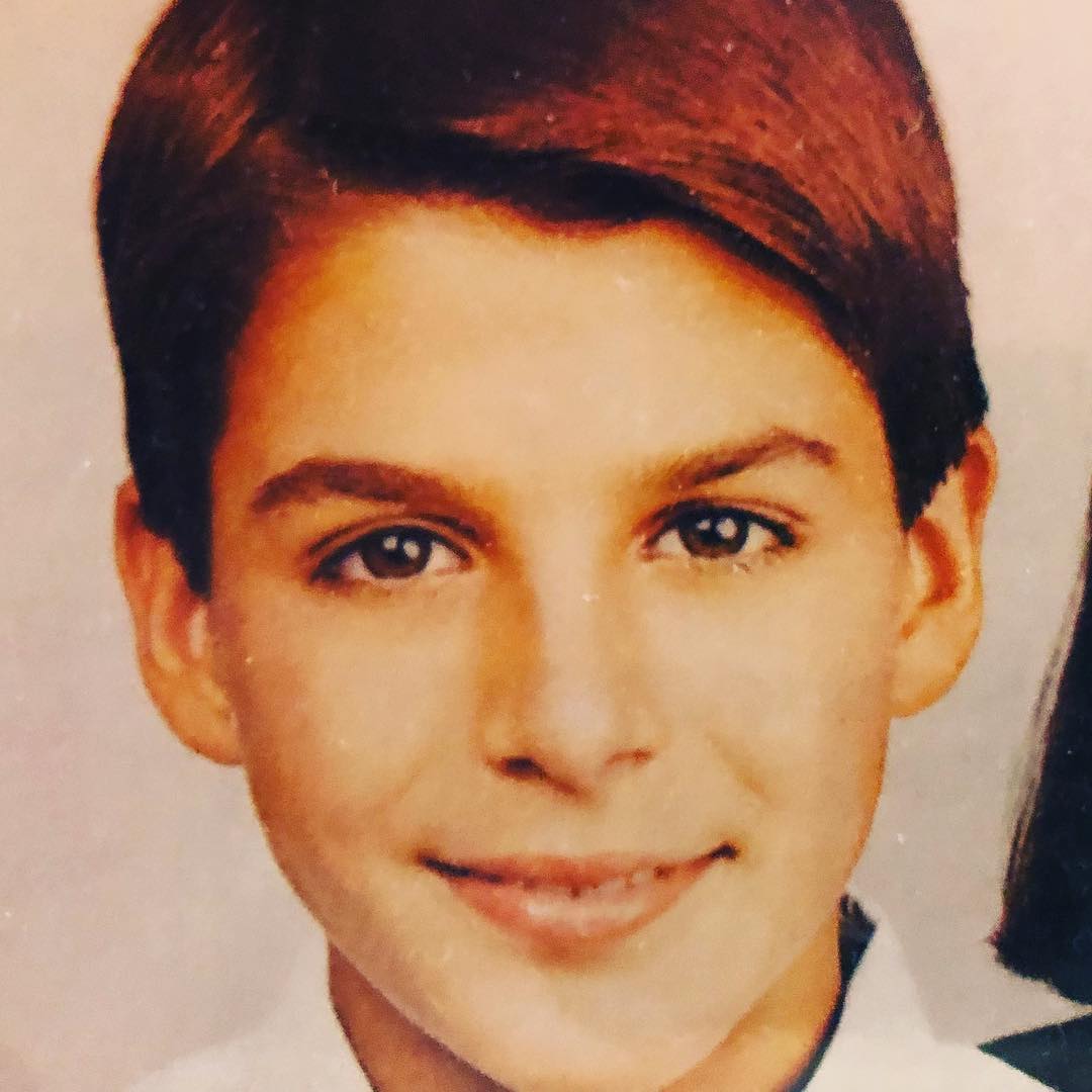 Yakışıklı oyuncu çocukluk fotoğrafını paylaştı! Gülüşü hiç değişmemiş