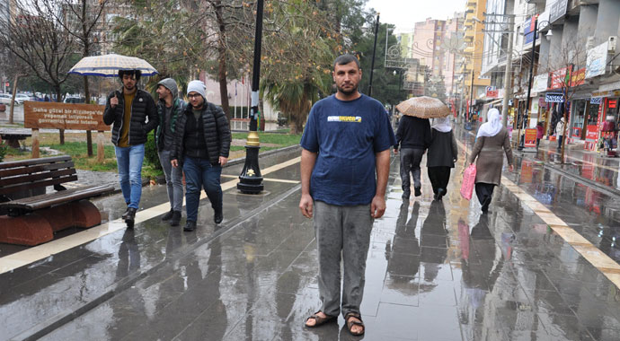 Kış ortasında tişörtle geziyor, hastalığına tanı konulamıyor