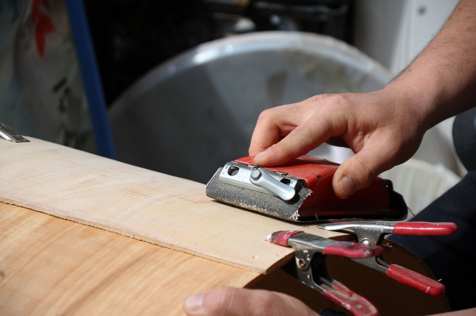 Ramazan davullarını evinin salonunda yapıyor