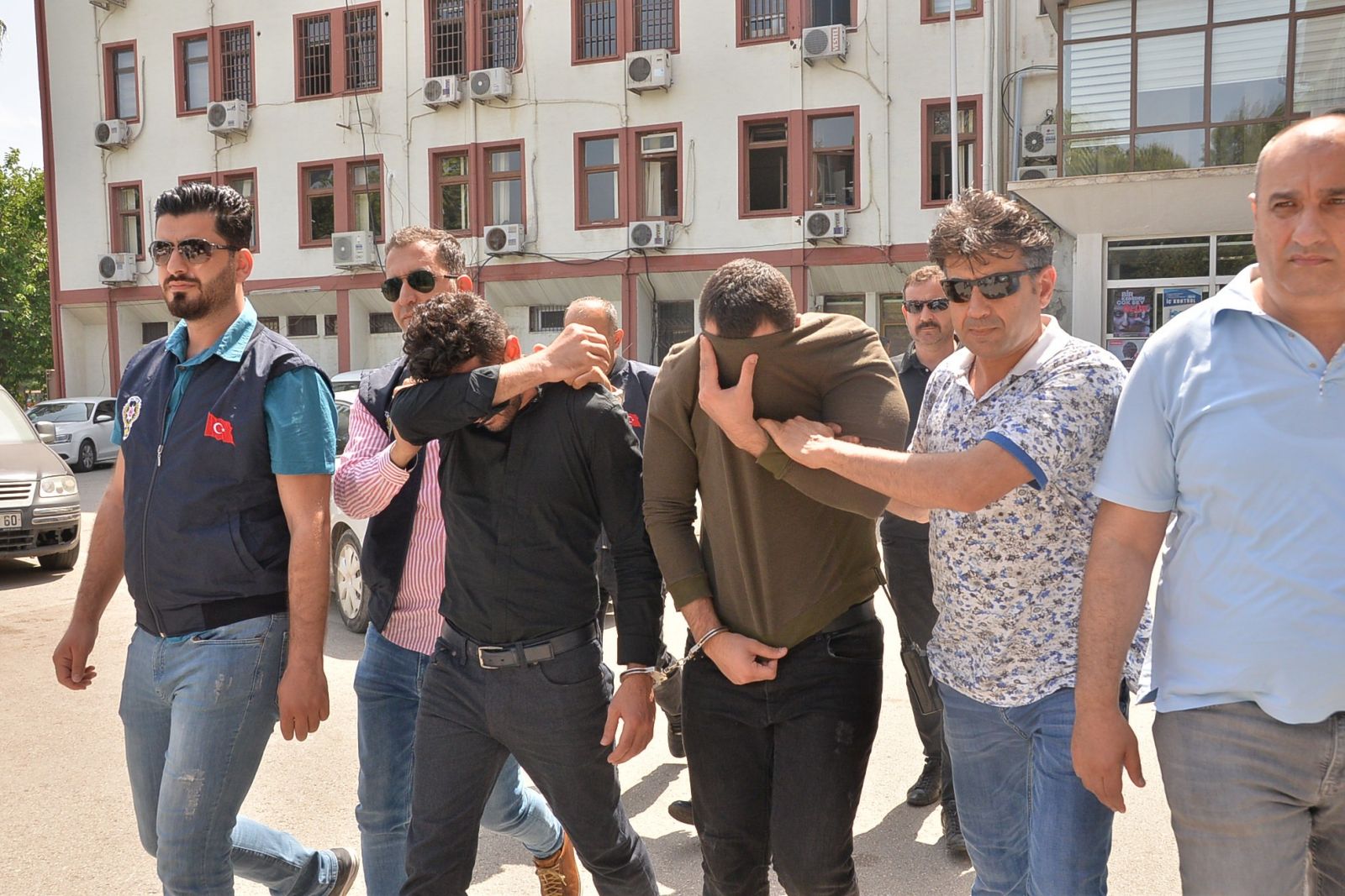 Halıya sarıp kaçırdılar, darp edip tehdit ettiler