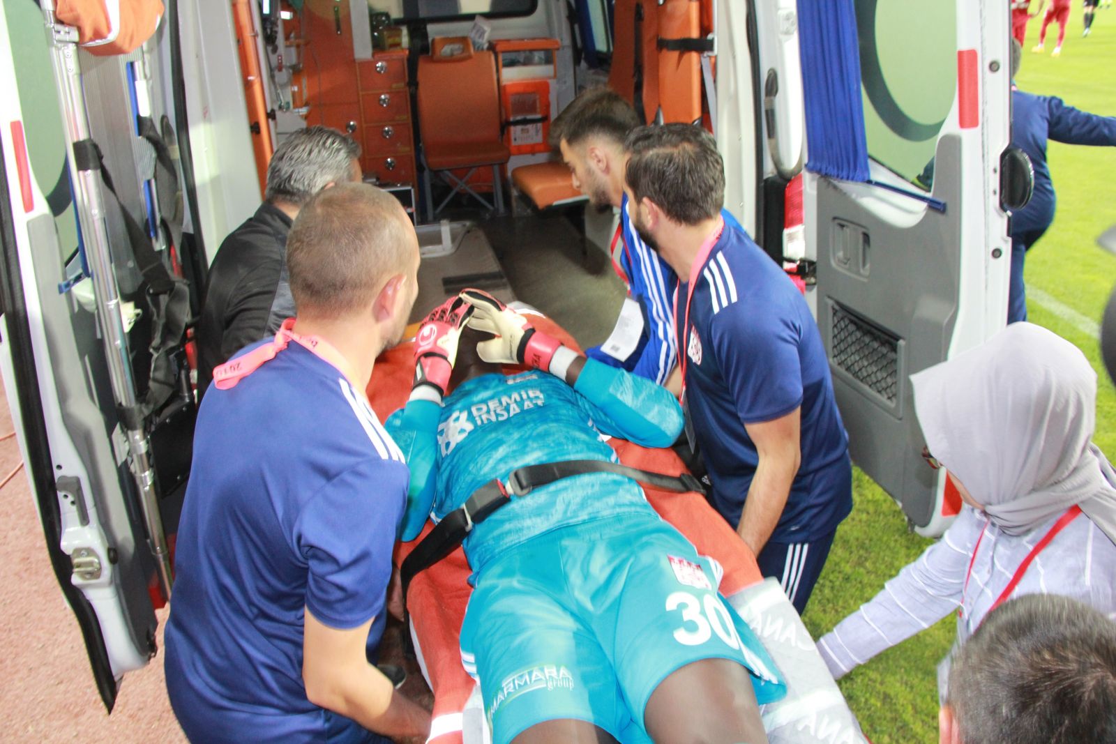 Sivasspor kalecisi Mamadou Samassa hastaneye kaldırıldı