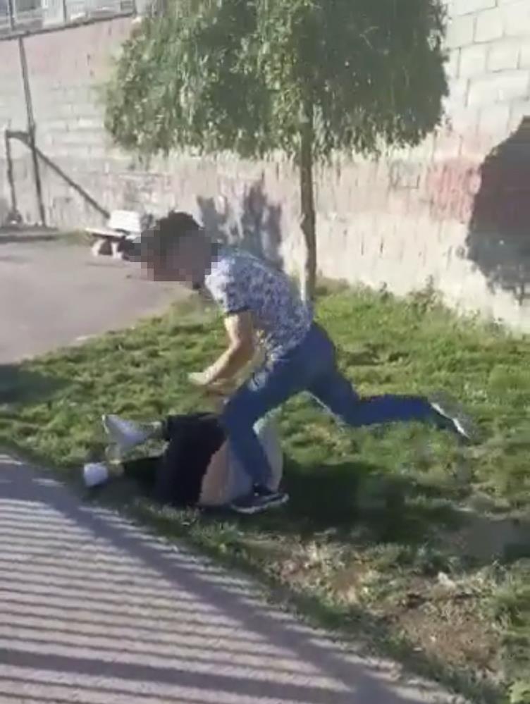 Parkta feci dayak: “Kapışalım mı” deyip saldırdı