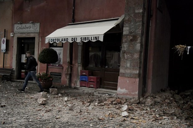 İtalya'da deprem sonrası halk geceyi sokaklarda geçirdi