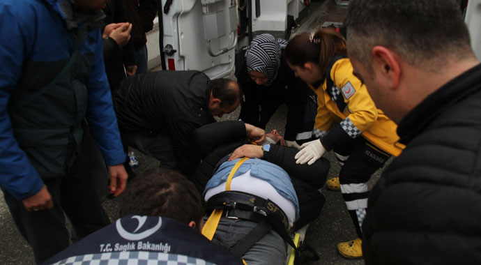 Kamyonet, yayaya yol vermek için duran otomobile çarptı: 1 yaralı