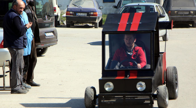 Hurda malzemelerden otomobil yaptı