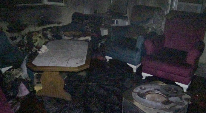 Eşine kızıp, evini yaktı