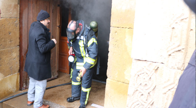 Niğde'de 800 yıllık camide yangın