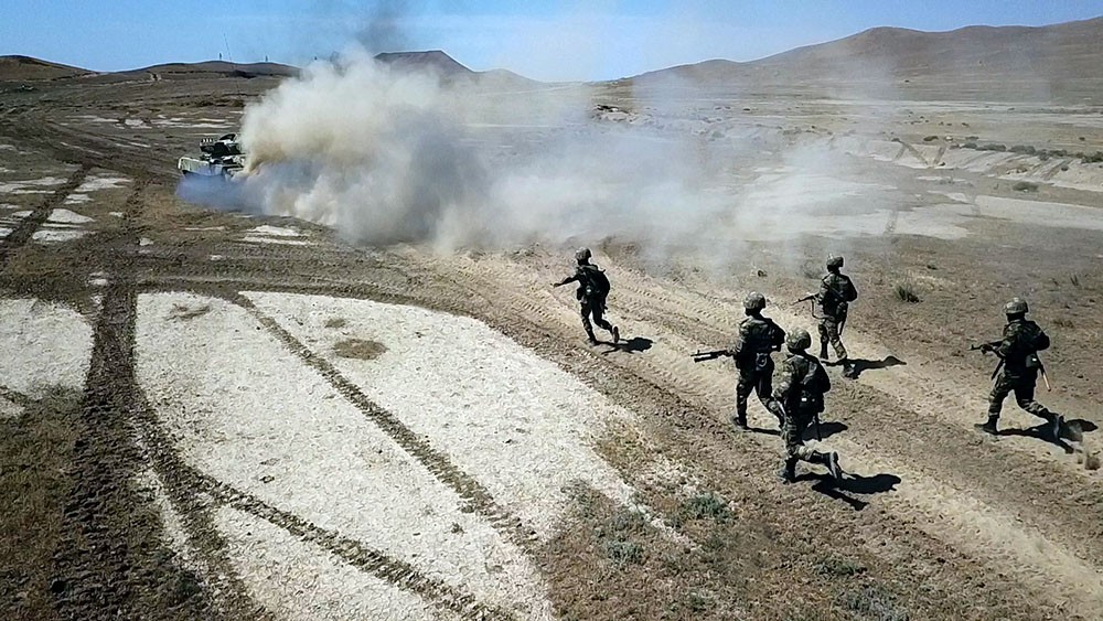 Azerbaycan ordusunun geniş kapsamlı tatbikatı sürüyor
