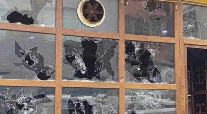 Abisine kızdı, restoranın camlarını tuzla buz etti