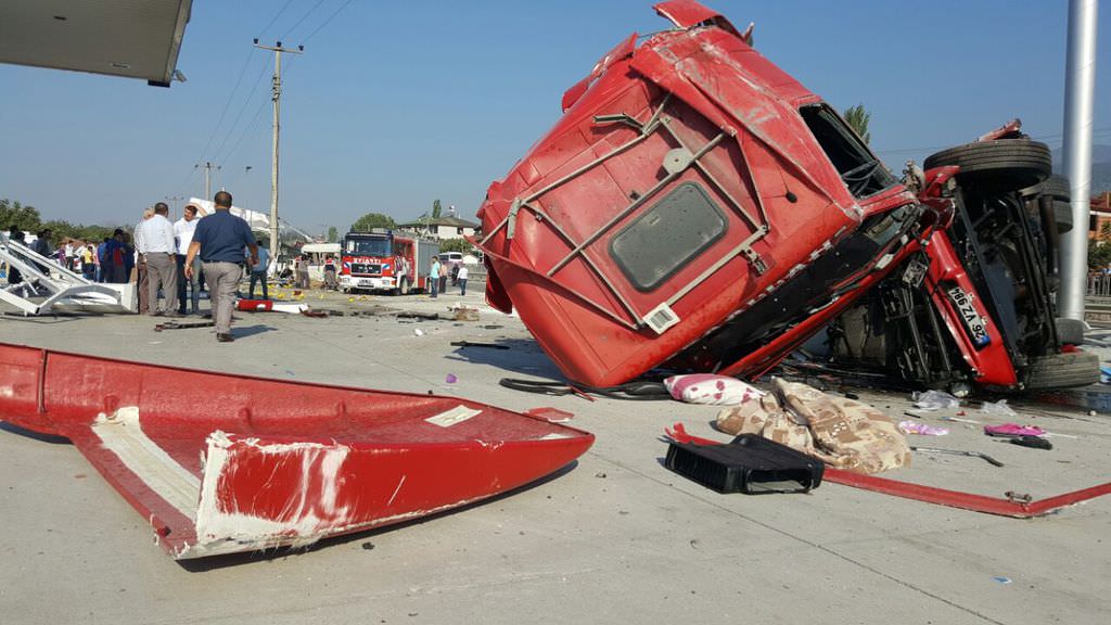 Sakarya'da TIR, işçileri taşıyan minibüse çarptı: 2 ölü, 9 yaralı