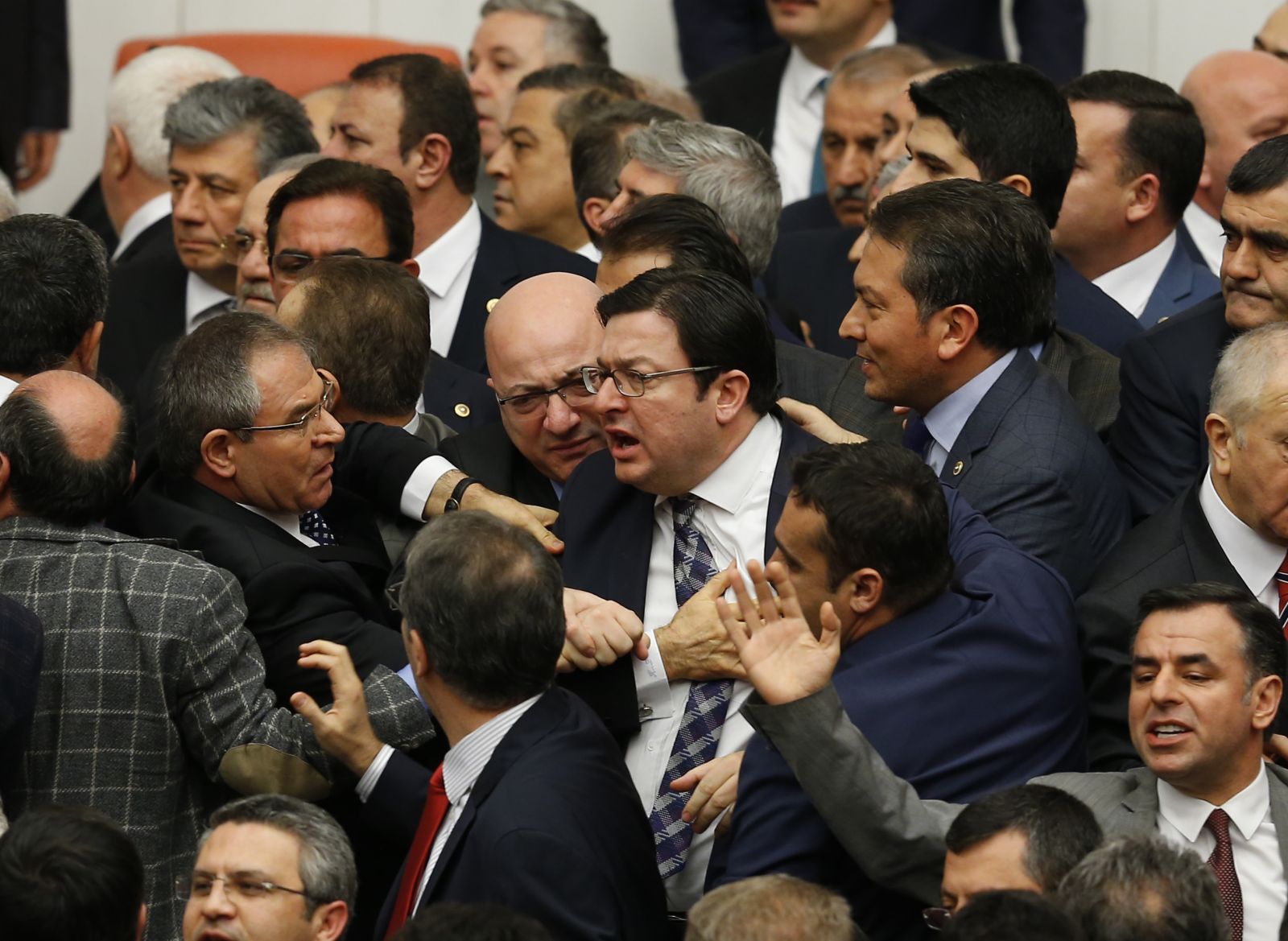 CHP'li vekiller AK Partili vekilleri darp etti