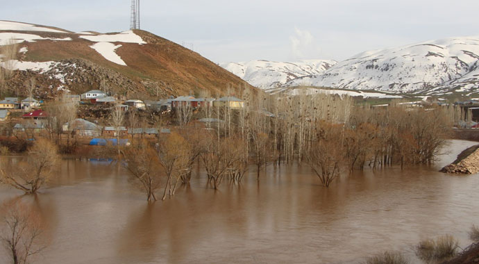 Karlıova'da eriyen kar sele yol açtı