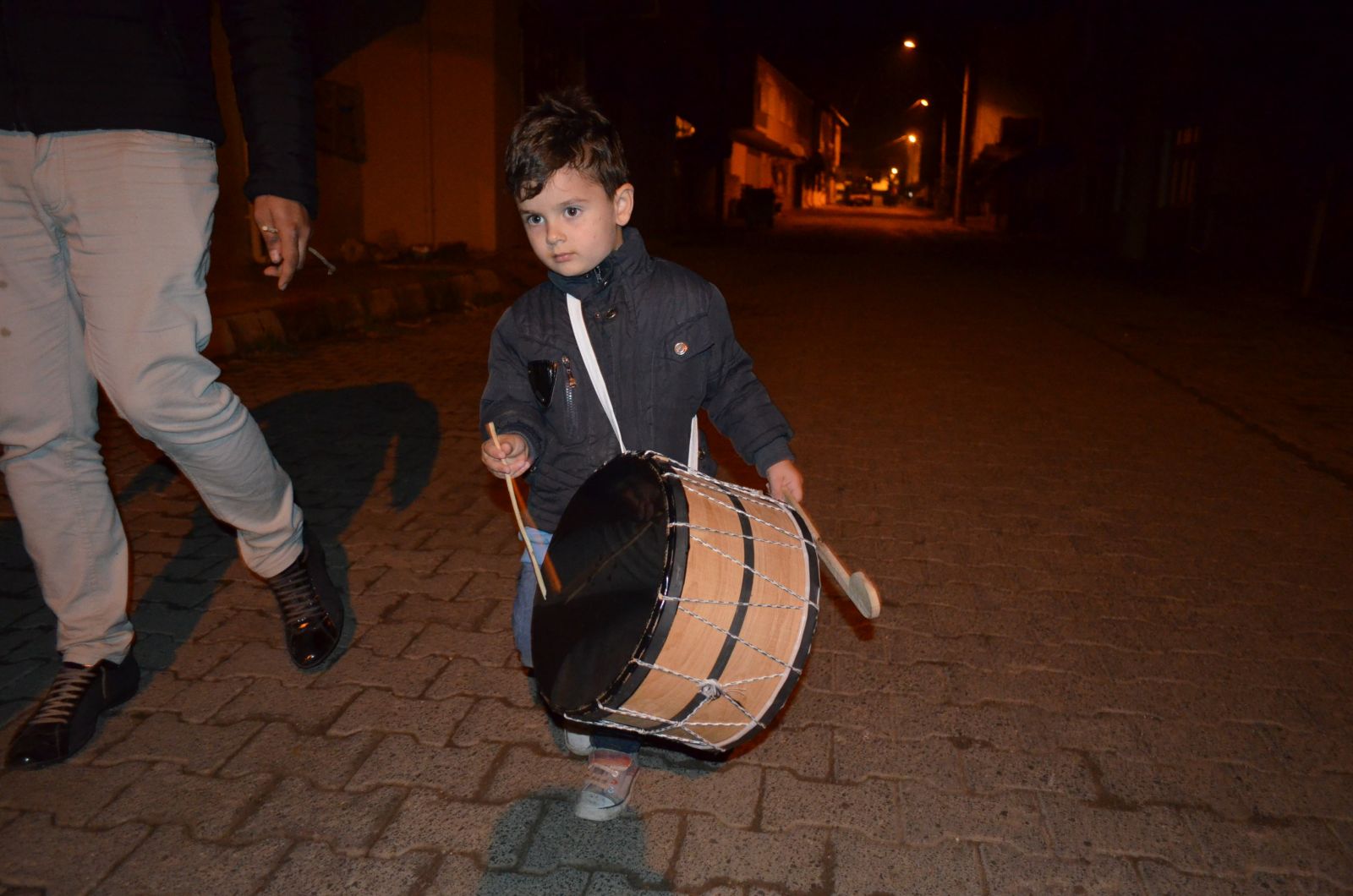 Bu mahalle 3 yaşındaki çocuğun davul sesiyle sahura uyanıyor
