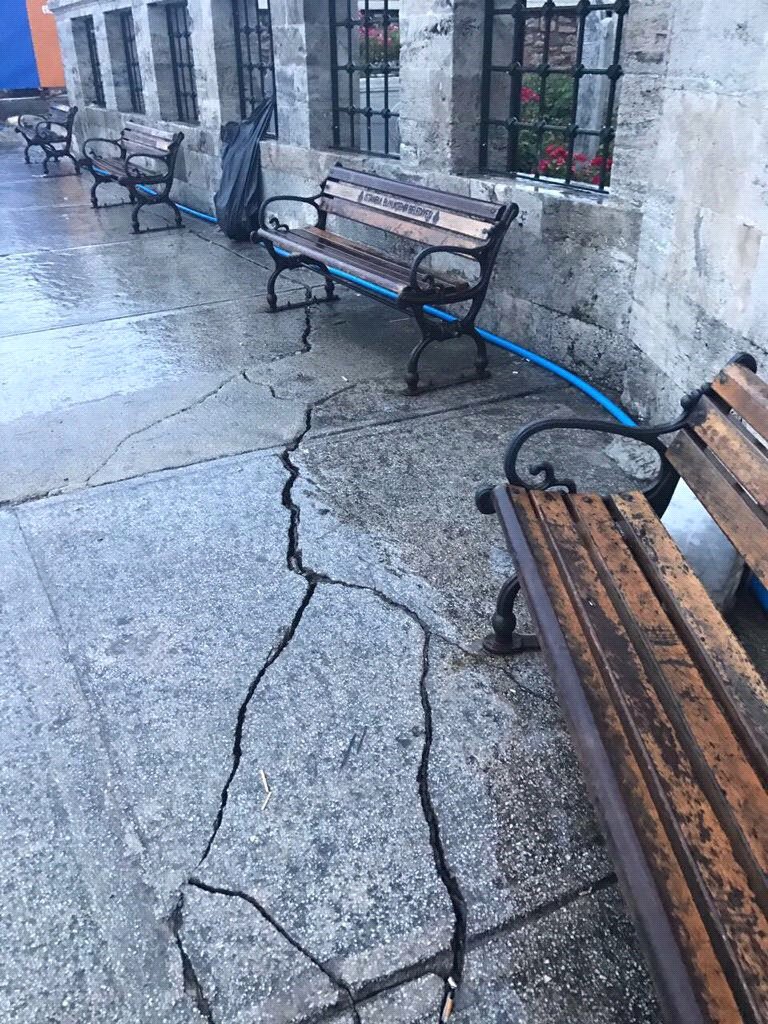 İBB Genel Sekreter Yardımcısı o betonu savundu: İnsanların denize düşmesini engelledik