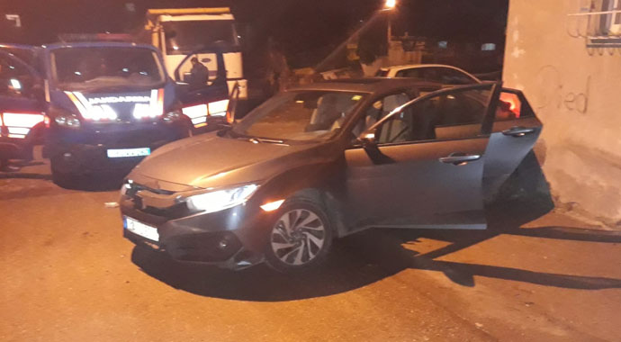 Jandarmadan kaçmak isterken evin duvarına çarptı
