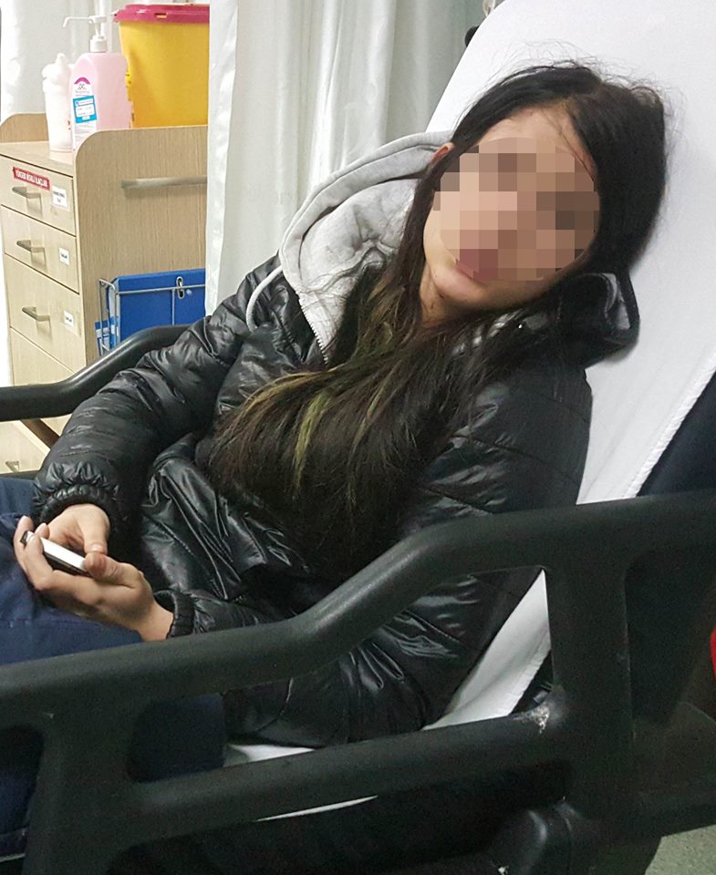Bıçaklanan kızı kurtarmak isterken ağır yaralandı