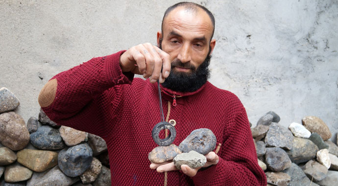 Evinde tonlarca taş biriktirdi