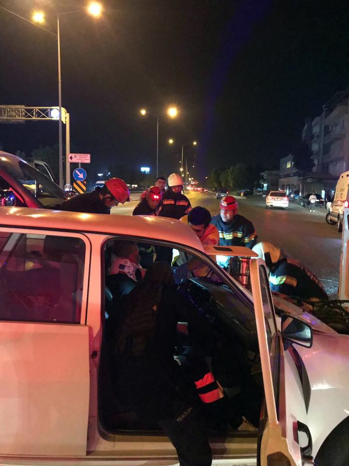 Otomobilde sıkışan sürücüyü itfaiye kurtardı